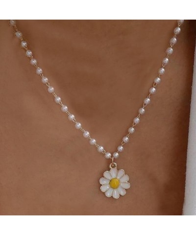 Daisy Flower Necklace White Pearl Necklaces for Women Girls Daisy Pendant Necklace Boho Sunflower Necklaces Pearl Chain Neckl...